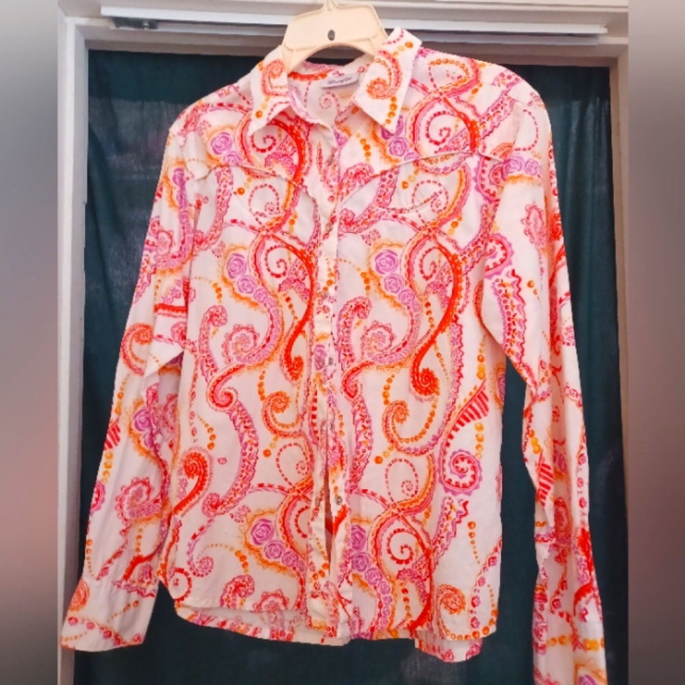 Womans Wrangler Long Sleeve Size LARGE.
